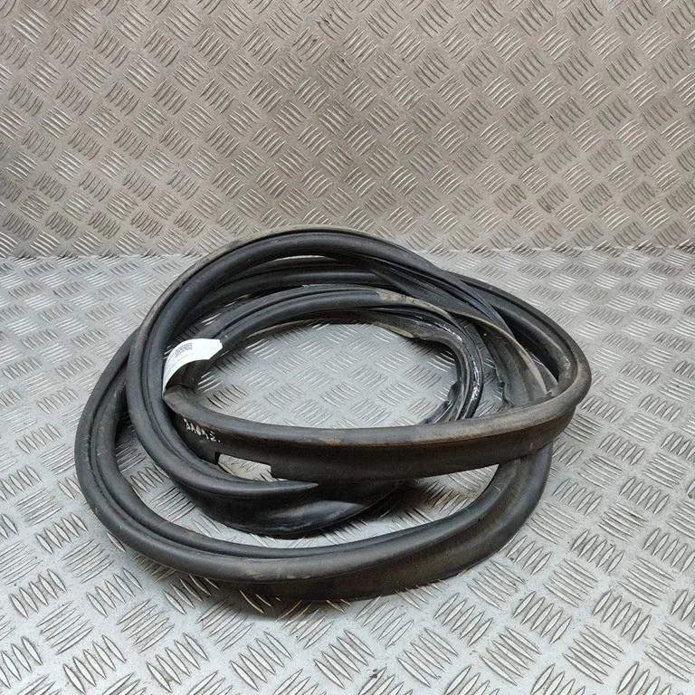 Bagāžnieka blīvgumija (uz virsbūves) 7474447