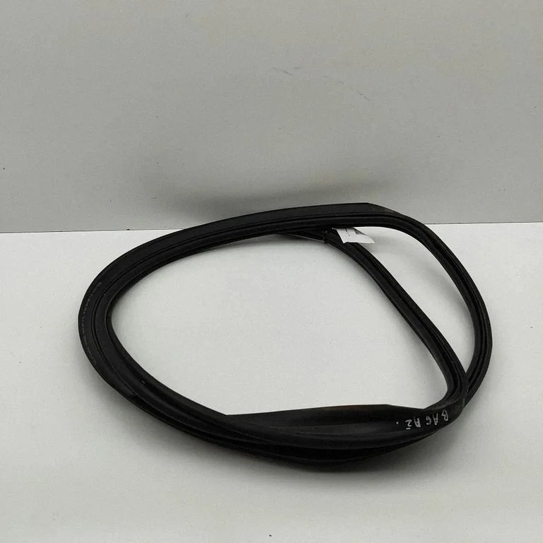 Laadimisukse tihend (kere pool) 8W6827705B