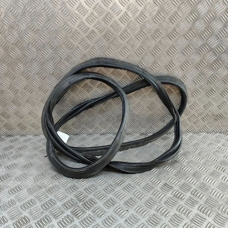 Loading door rubber seal (on body) J9D343712BA