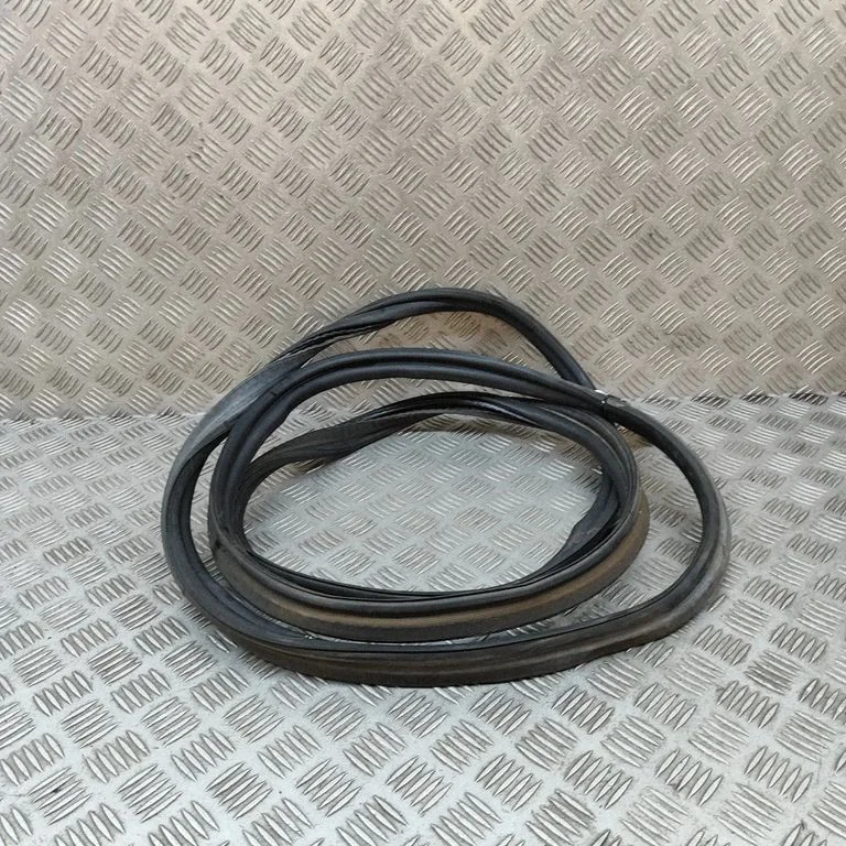 Bagāžnieka blīvgumija (uz virsbūves) HK8341608AD