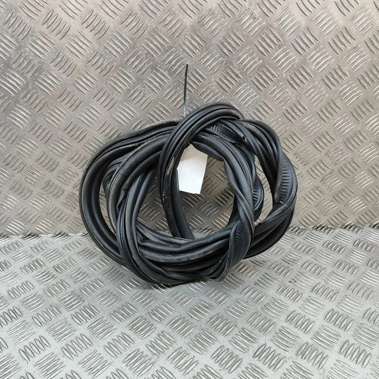 Bagāžnieka blīvgumija (uz virsbūves) 9852148880