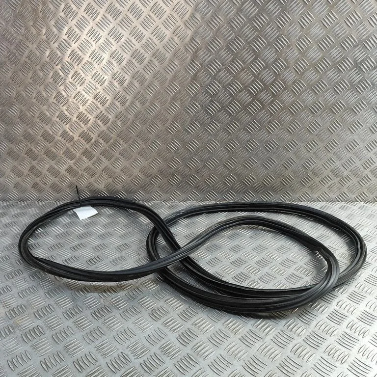 Laadimisukse tihend (kere pool) – Nissan 370Z (2009-2020)