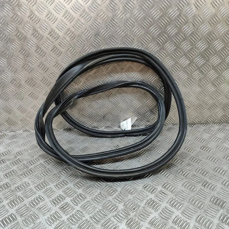 Bagāžnieka blīvgumija (uz virsbūves) 4G9827705D