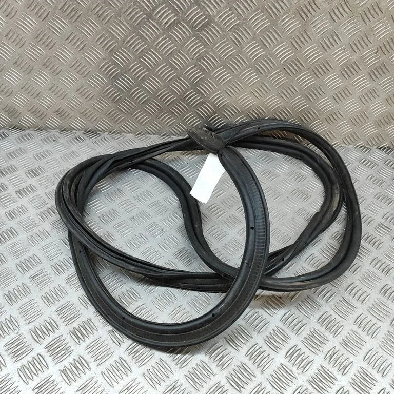 Bagāžnieka blīvgumija (uz virsbūves) 9839886680