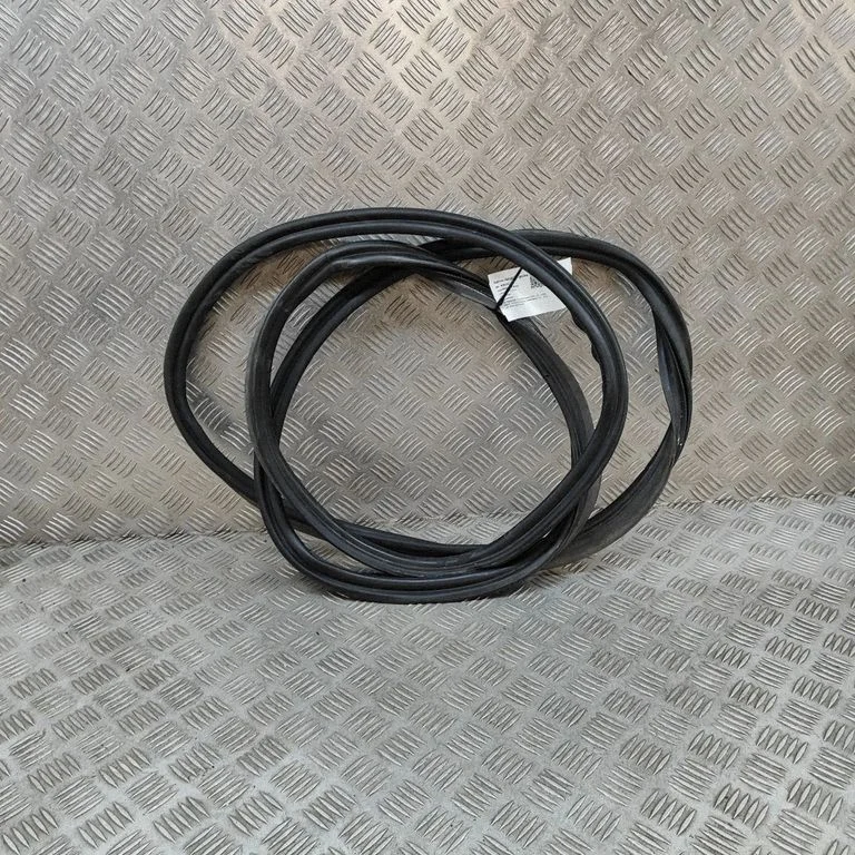 Laadimisukse tihend (kere pool) 4G9827705C