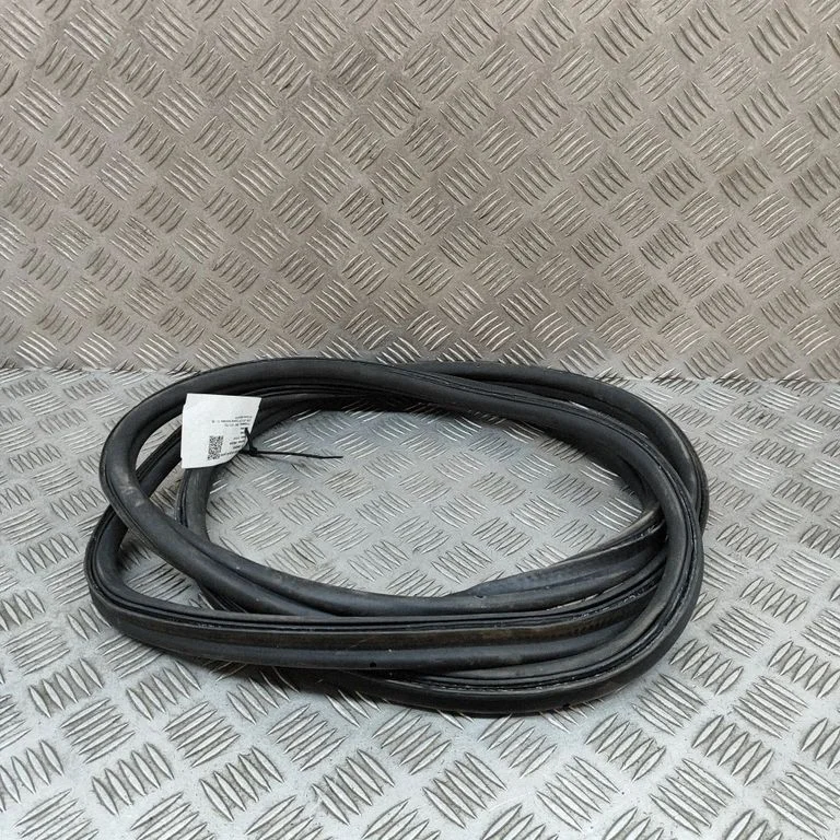 Bagāžnieka blīvgumija (uz virsbūves) 7184108