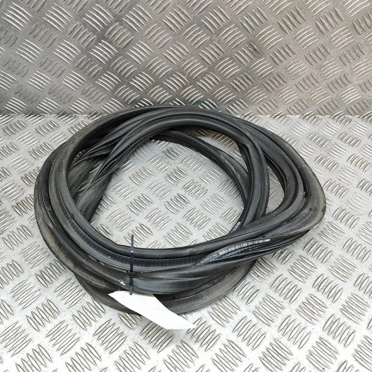 Loading door rubber seal (on body) 3G8827705