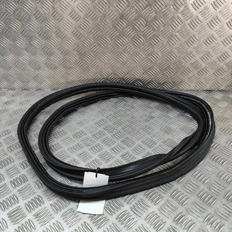 Bagāžnieka blīvgumija (uz virsbūves) A1186930300