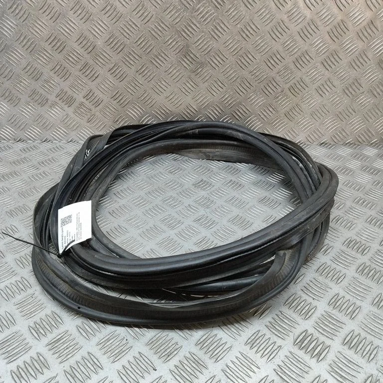 Loading door rubber seal (on body) 4G8827705B