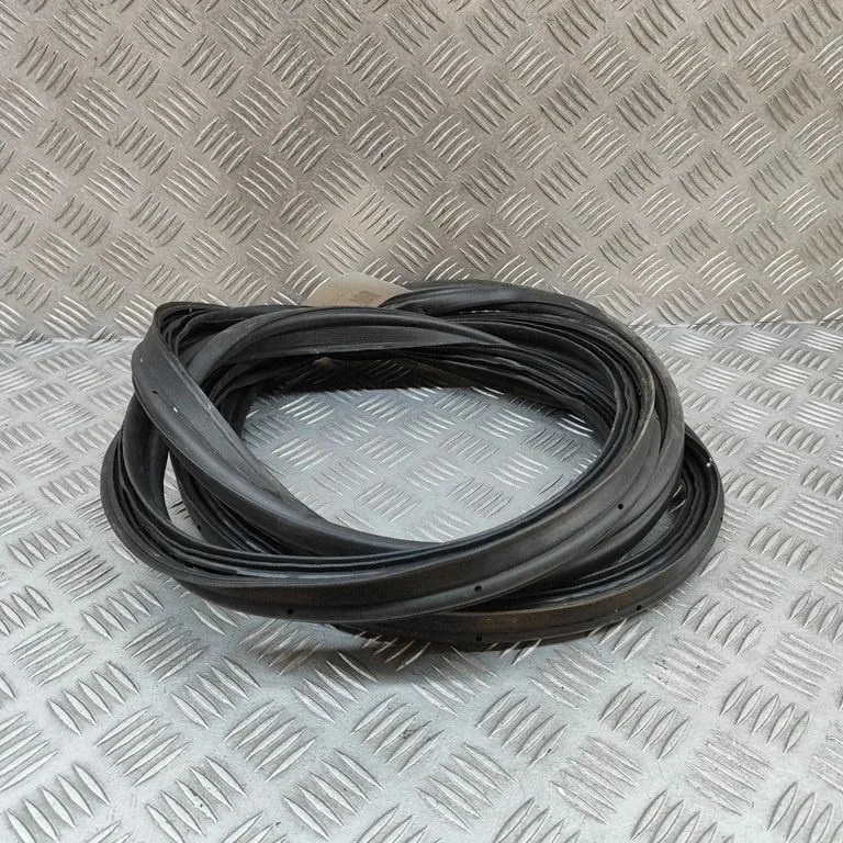 Bagāžnieka blīvgumija (uz virsbūves) 81761HF000