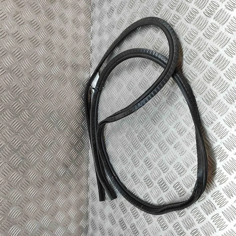Bagāžnieka blīvgumija (uz virsbūves) 37207888