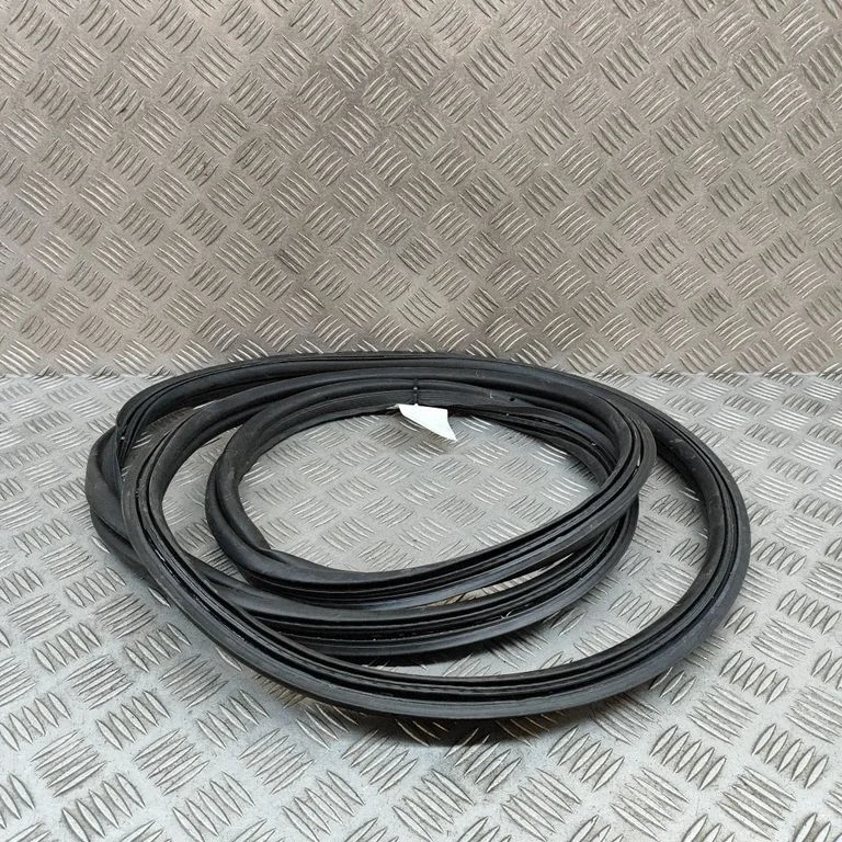 Loading door rubber seal (on body) 9815716880