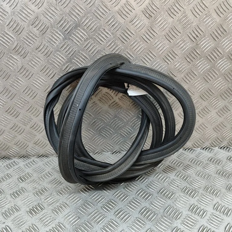 Bagāžnieka blīvgumija (uz virsbūves) 9836232980