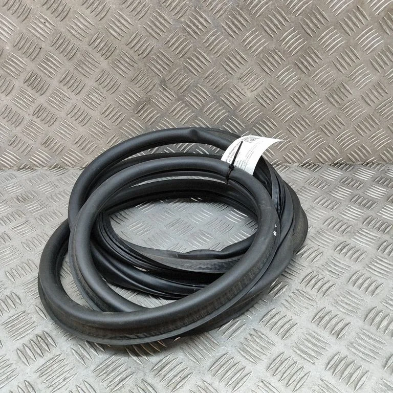 Bagāžnieka blīvgumija (uz virsbūves) 9816904280