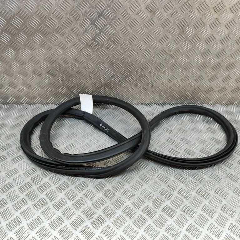 Uszczelka drzwi ładunkowych (na karoserii) 9J0827705