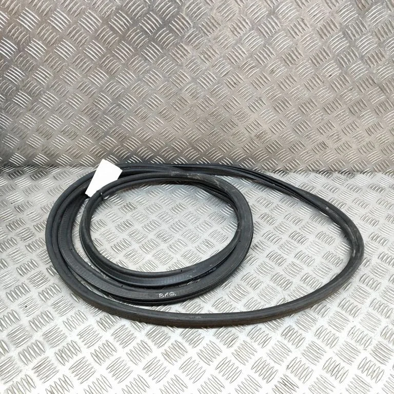 Uszczelka drzwi ładunkowych (na karoserii) 89E827705B