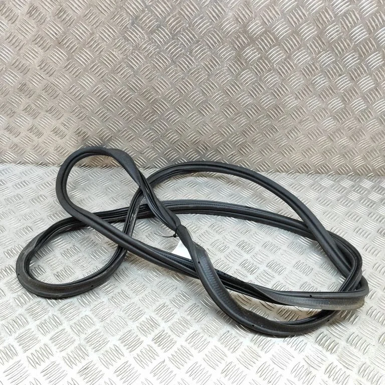 Bagāžnieka blīvgumija (uz virsbūves) 11E827705B