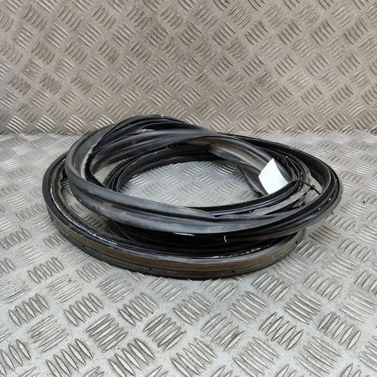 Bagāžnieka blīvgumija (uz virsbūves) KD5362761B