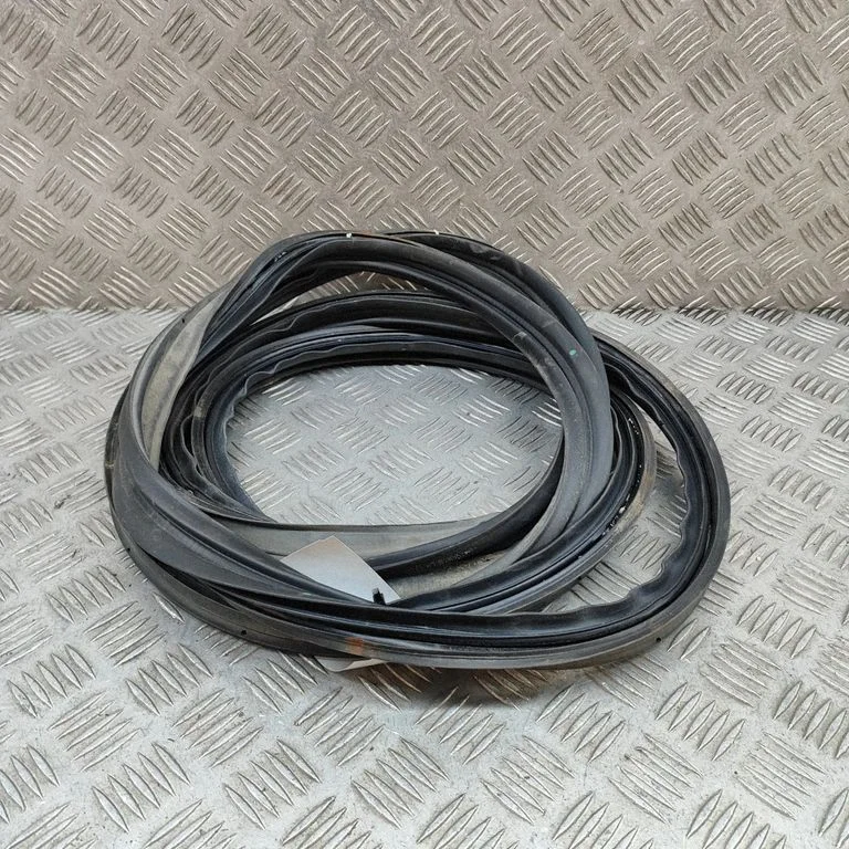 Bagāžnieka blīvgumija (uz virsbūves) KD5362761B