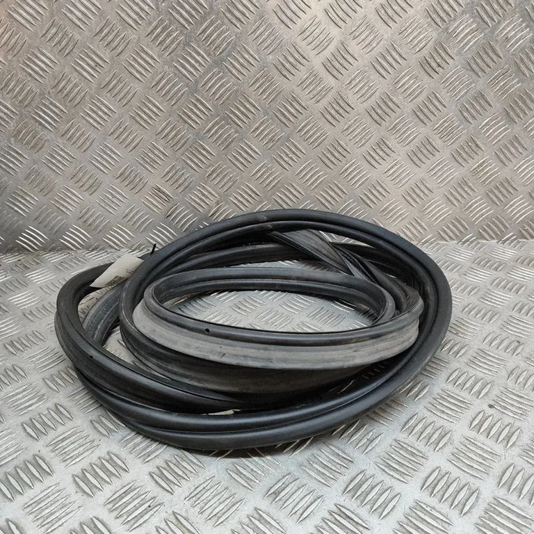 Laadimisukse tihend (kere pool) 95B827705B