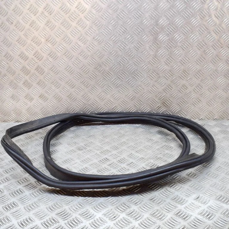 Loading door rubber seal (on body) 8V4827705