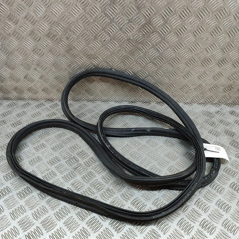 Bagāžnieka blīvgumija (uz virsbūves) 3G8827705