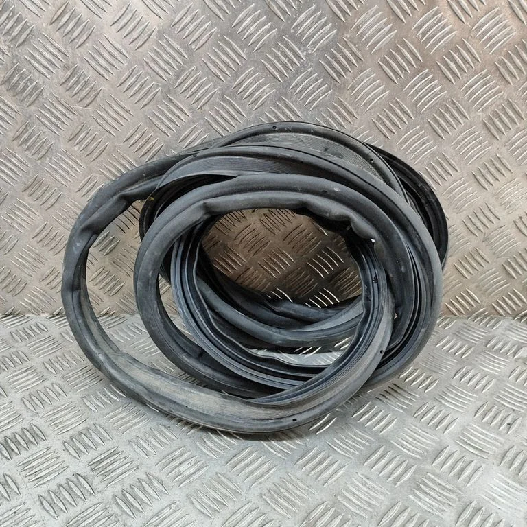 Loading door rubber seal (on body) 81767CV000