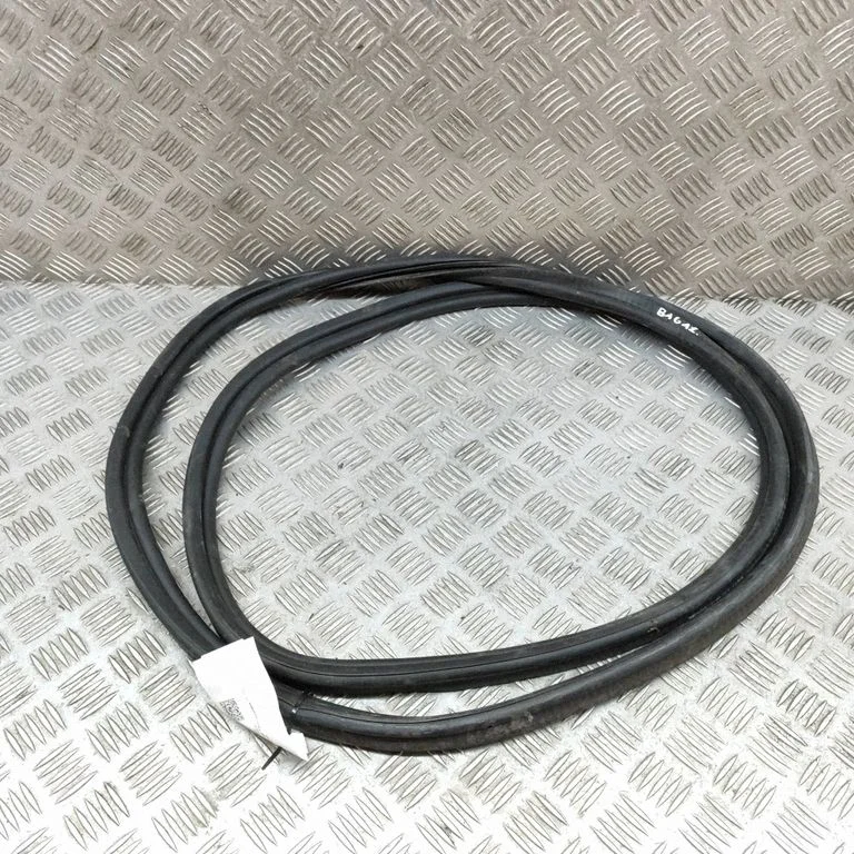Bagāžnieka blīvgumija (uz virsbūves) 7366401