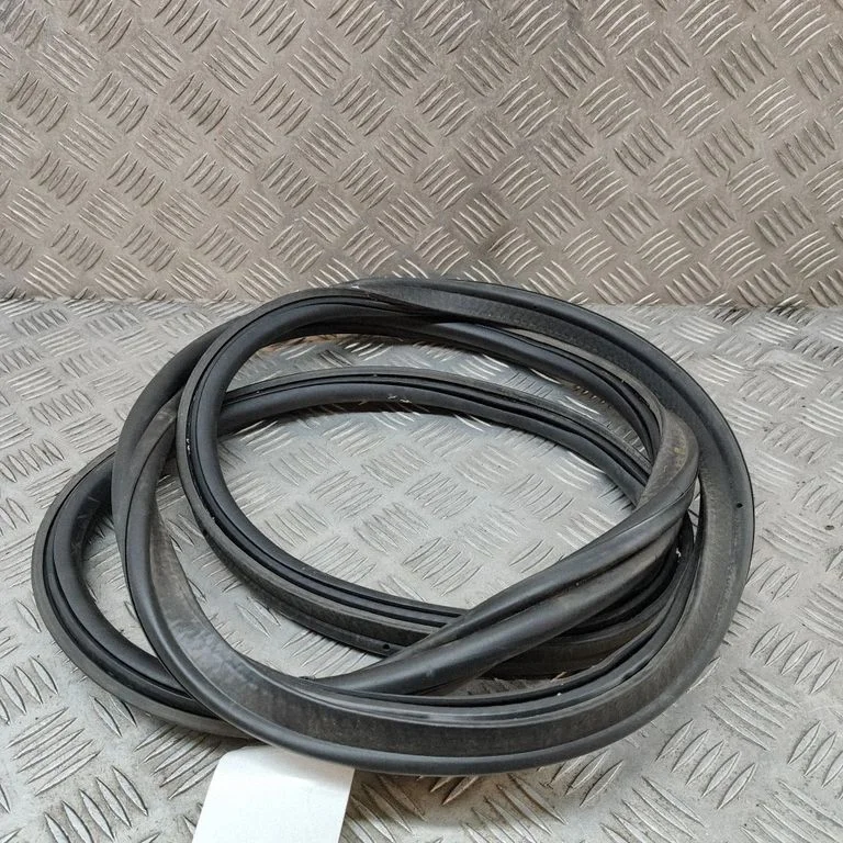 Bagāžnieka blīvgumija (uz virsbūves) 7292144