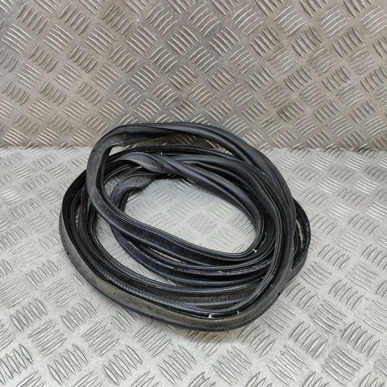 Bagāžnieka blīvgumija (uz virsbūves) 5H6827705B