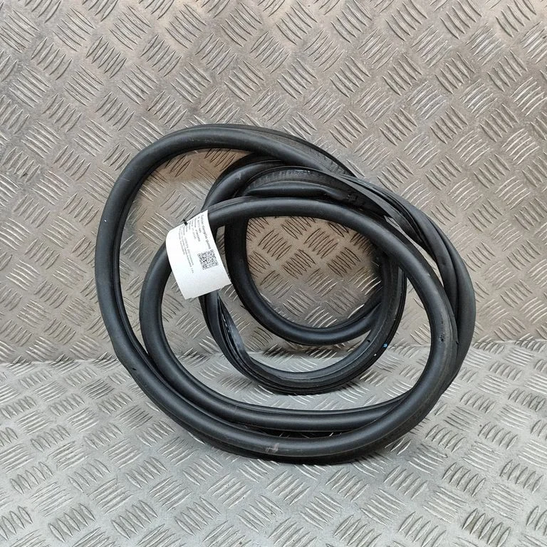 Bagāžnieka blīvgumija (uz virsbūves) 9818668080