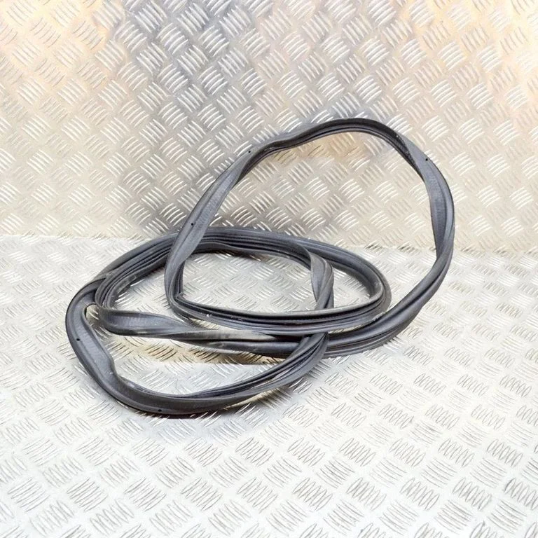 Bagāžnieka blīvgumija (uz virsbūves) 10A827705B