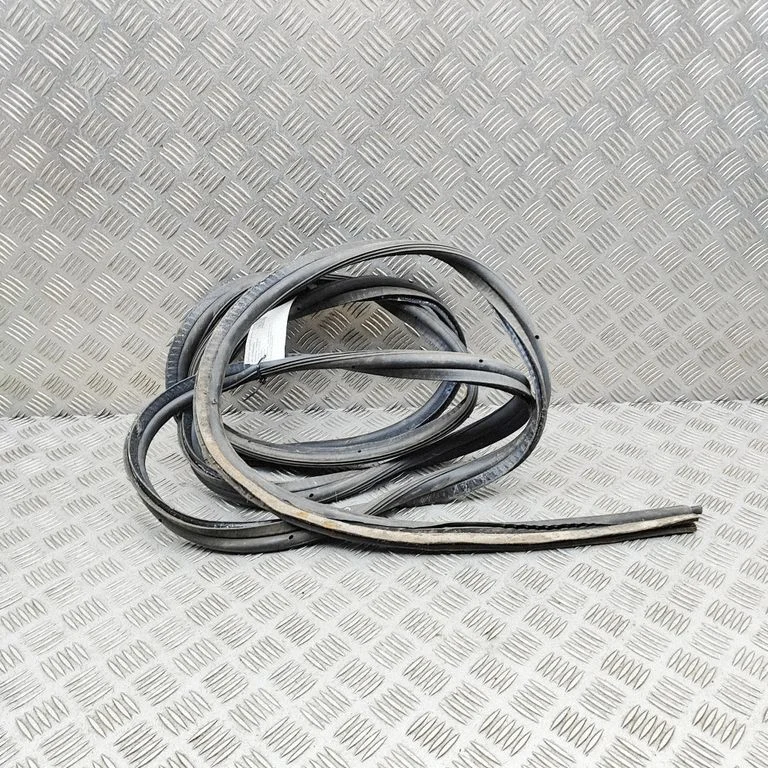 Bagāžnieka blīvgumija (uz virsbūves) 93461007