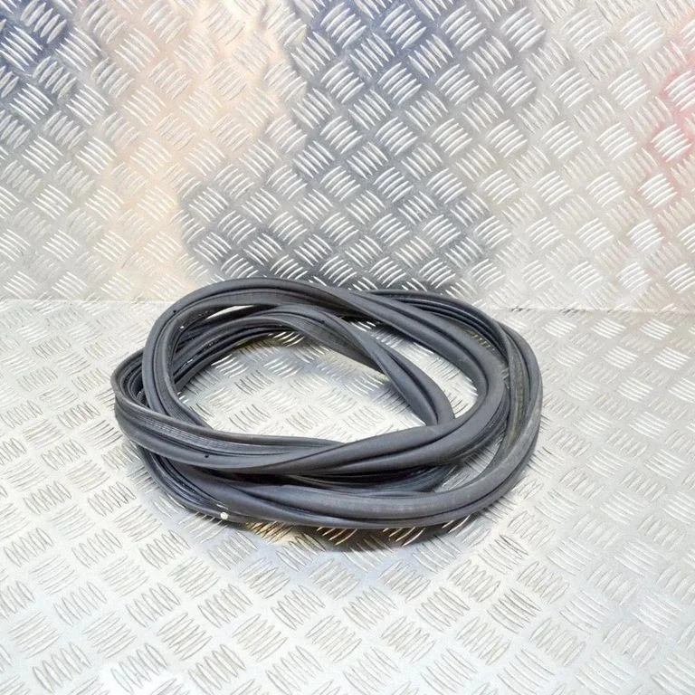 Loading door rubber seal (on body)
