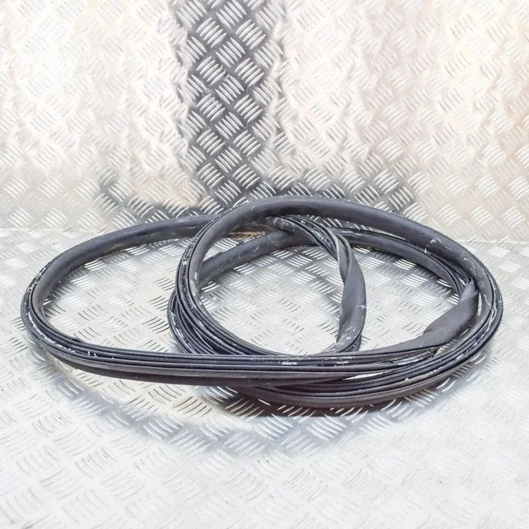 Loading door rubber seal (on body) 8D260958F11