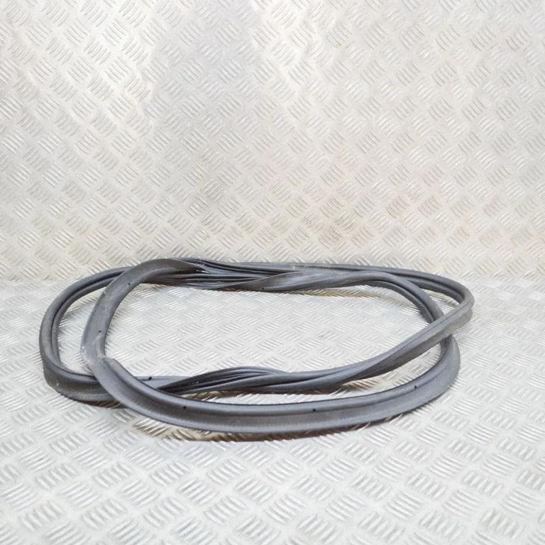 Bagāžnieka blīvgumija (uz virsbūves) 5H6827705B