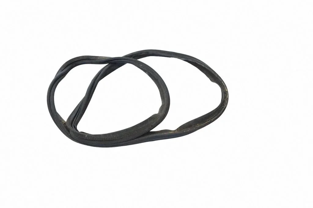 Bagāžnieka blīvgumija (uz virsbūves) YM1747008004
