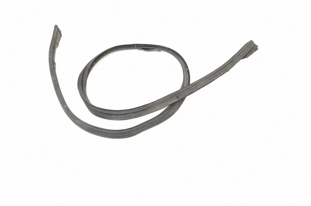 Bagāžnieka blīvgumija (uz virsbūves) 99751421101