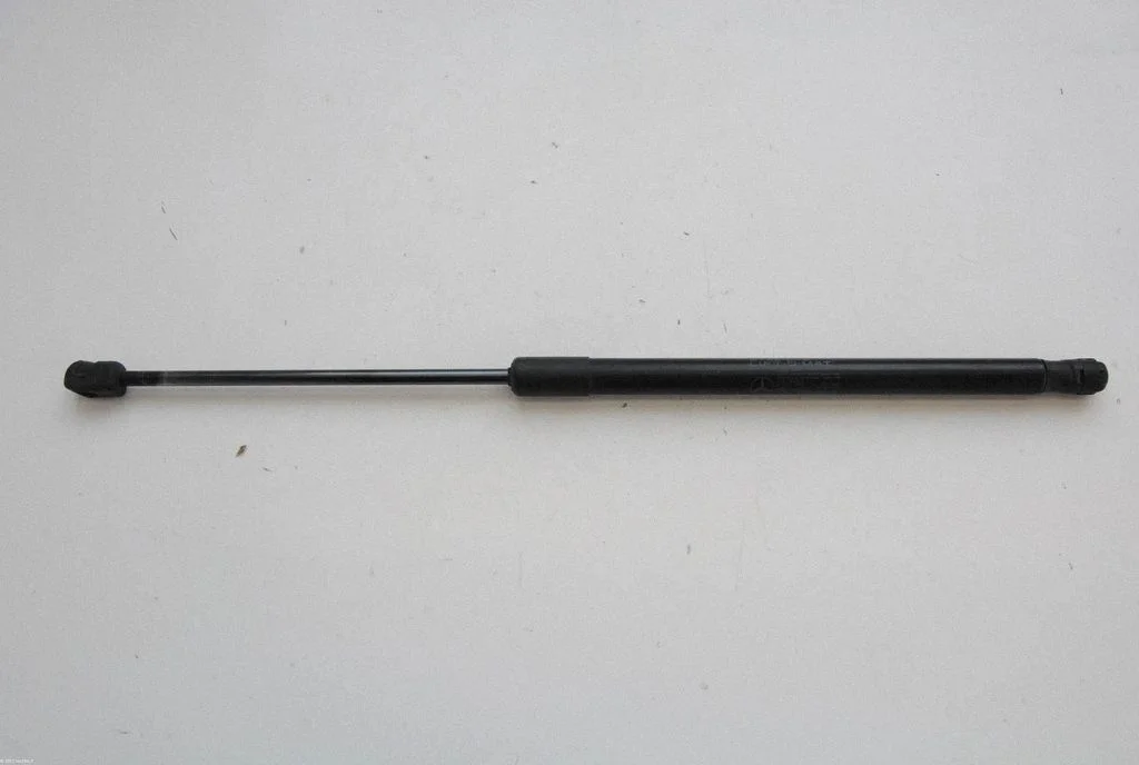 Aizmugurējā vāka amortizators – Mercedes-Benz A klase W169 (2004-2012)