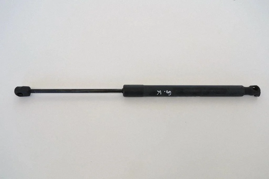 Aizmugurējā vāka amortizators – Volkswagen Golf Plus (2005-2013)