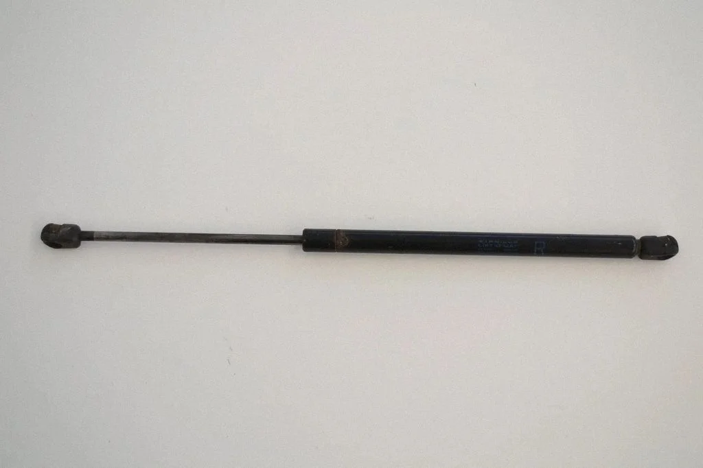 Aizmugurējā vāka amortizators – Toyota Corolla E120 E130 (2004-2007)