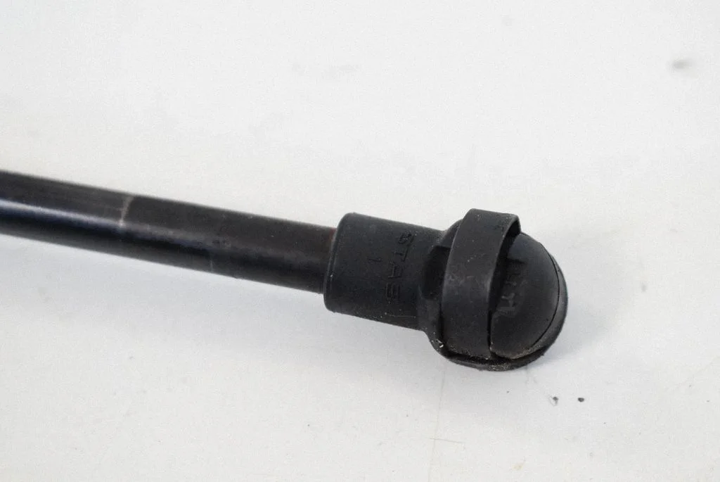 Aizmugurējā vāka amortizators – BMW 1. sērija F20 F21 (2011-2019)