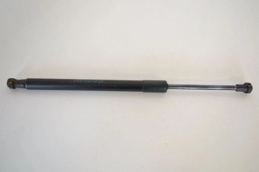 Aizmugurējā vāka amortizators – BMW 3. sērija E92 E93 (2005-2014)