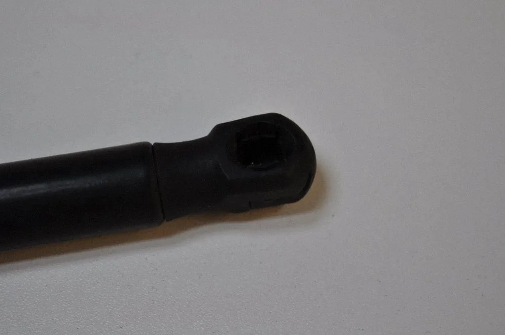 Tailgate/trunk strut/damper 5JA827550