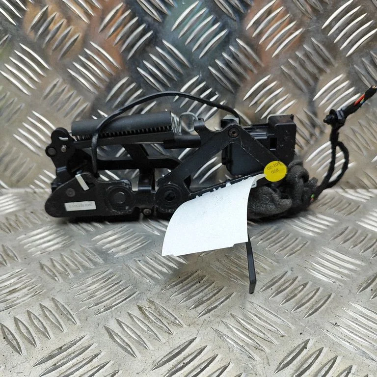 Aizmugurējā vāka slēdzene 3W8827511G