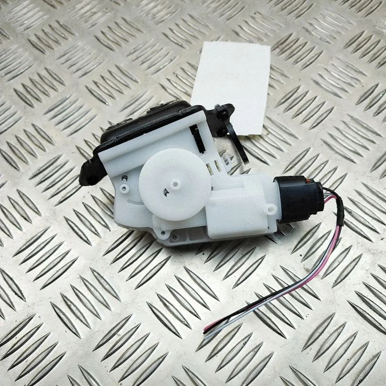 Aizmugurējā vāka slēdzene 693500D220