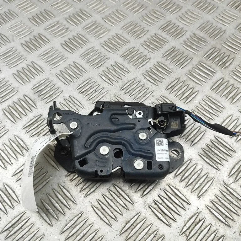 Tailgate/trunk/boot lock/catch/latch 5B7B6D1