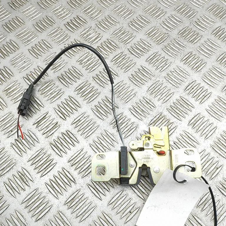 Aizmugurējā vāka slēdzene 93BB43200AE