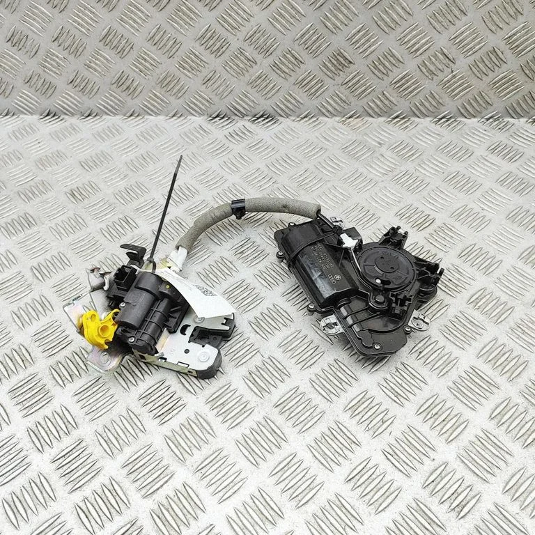 Aizmugurējā vāka slēdzene 4M0827506D