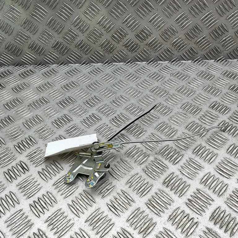 Aizmugurējā vāka slēdzene 812404H000